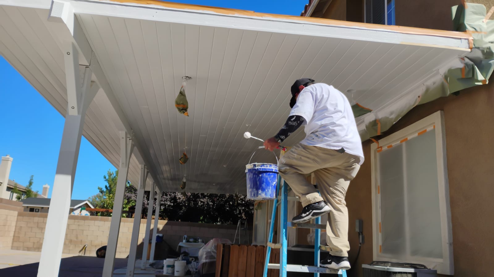 Pintando el techo de un patio cubierto
